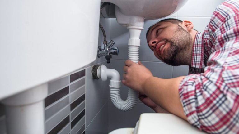 Intervention professionnelle pour déboucher un lavabo